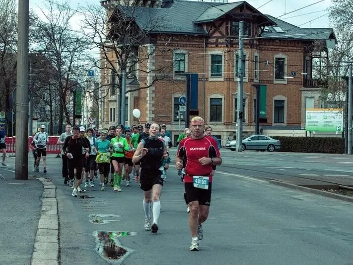 Runners during an organized road race with a pacer balloon